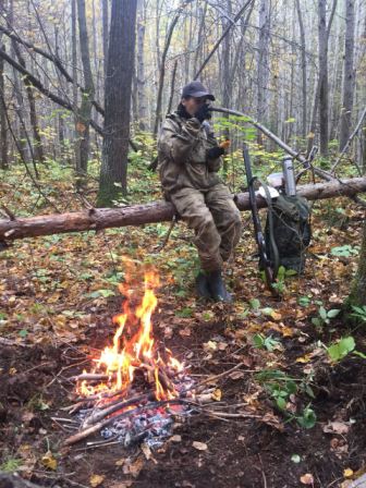 ...лень стало на гон подтягиваться,угнали далеко. Зайца решили ждать на лежке с костерком. И надо же! Не пришел!)